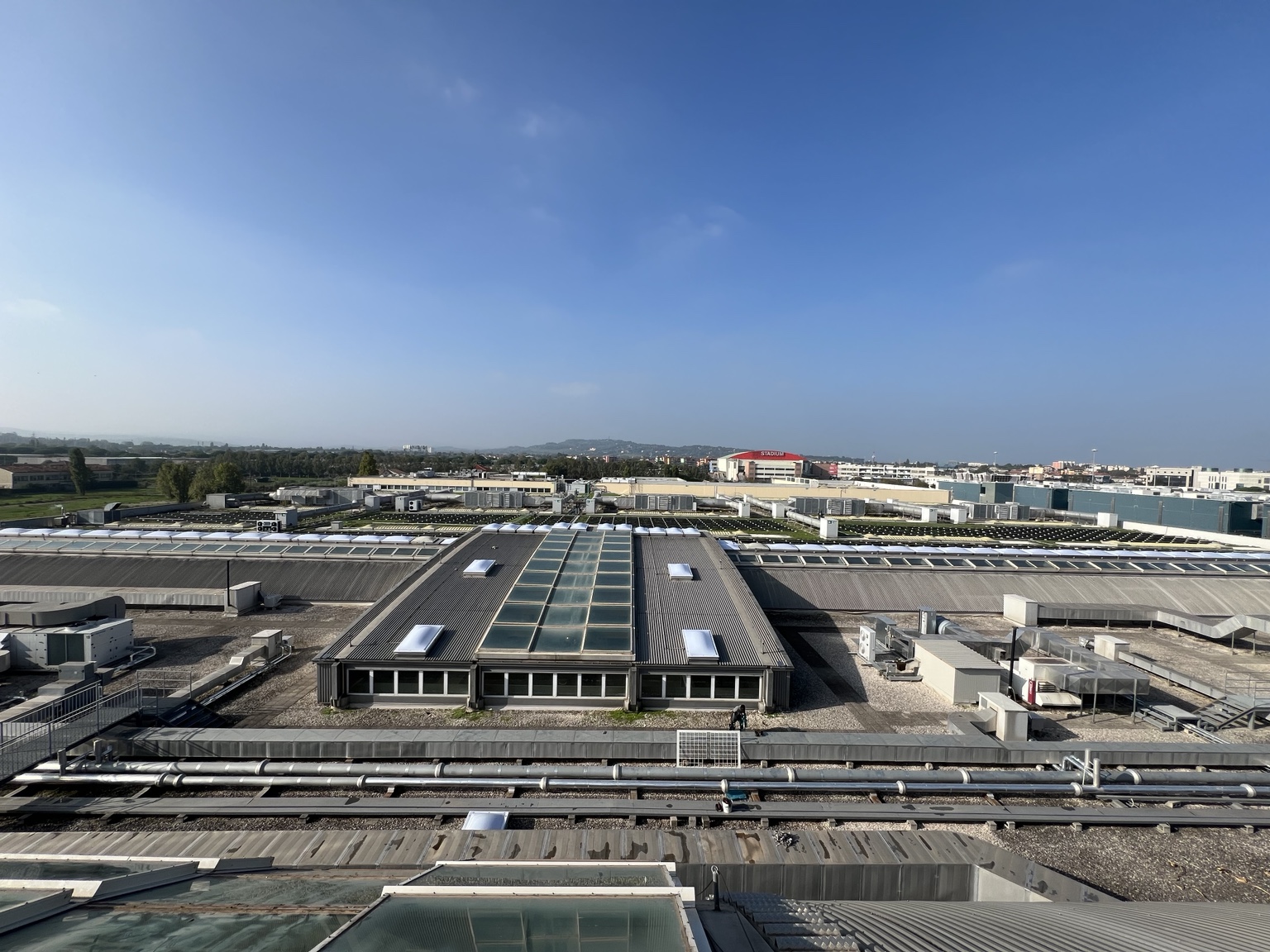 Grande complesso industriale con lucernari e sistemi in copertura